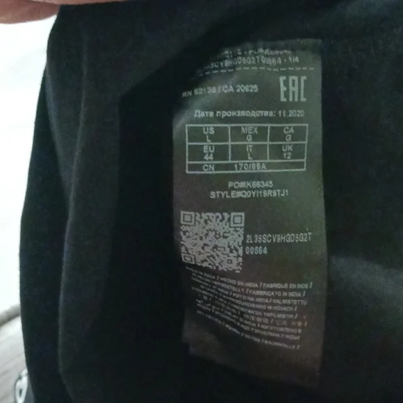 Women's Guess Logo Black and White Cropped Top. SIZE LARGE. - Picture 10 of 11